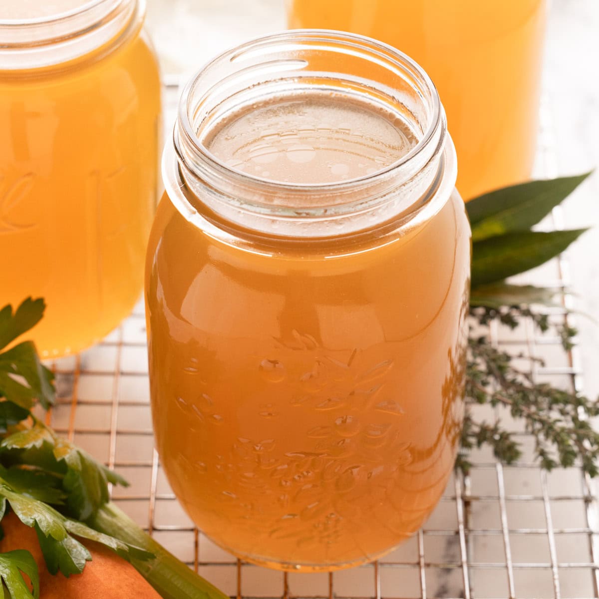 Chicken Bone Broth Recipe (Gelatin-Rich & Homemade)